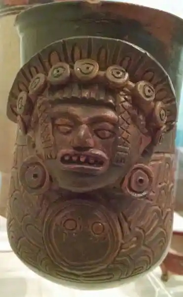 Vase of the Tohil Plumbate with decoration of a human face